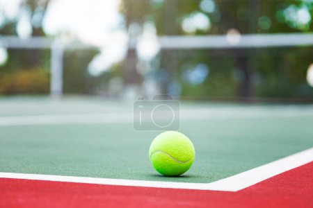 Foto de Pelota de tenis en la cancha con espacio de copia para su texto - Imagen libre de derechos