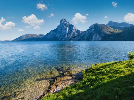 Pacíficos Alpes otoñales lago de montaña. Vista de la mañana al lago Traunsee y a la montaña Traunstein en la lejana Alta Austria
.