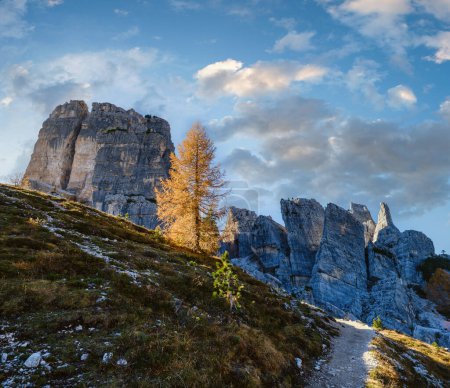 Foto de Soleado otoño alpino Dolomitas escena de montaña rocosa, Sudtirol, Italia. Cinque Torri (Cinco pilares o torres) roca famosa formación. Pintoresco viaje, estacional, senderismo, naturaleza belleza concepto escena. - Imagen libre de derechos