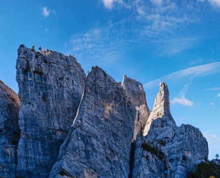 Foto de Soleado otoño alpino Dolomitas escena de montaña rocosa, Sudtirol, Italia. Cinque Torri (Cinco pilares o torres) roca famosa formación. Pintoresco viaje, estacional, senderismo, naturaleza belleza concepto escena. - Imagen libre de derechos