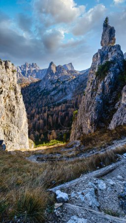 Foto de Soleado pintoresco otoño alpino Dolomitas vista de la montaña rocosa desde la ruta de senderismo de Giau Pass a Cinque Torri (Cinco pilares o torres) formación de roca famosa, Sudtirol, Italia. - Imagen libre de derechos