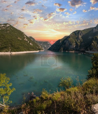 Téléchargez les photos : Le célèbre canyon de la rivière Piva avec son fantastique réservoir Piva Lake (Pivsko Jezero) vue d'été au Monténégro. Nature Voyage fond
. - en image libre de droit