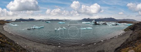 Téléchargez les photos : Lac glaciaire de Jokulsarlon, lagune avec blocs de glace, Islande. Situé près du bord de l'océan Atlantique à la tête du glacier Breidamerkurjokull, de la calotte glaciaire Vatnajokull ou du glacier Vatna. - en image libre de droit