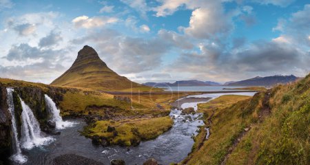 Téléchargez les photos : Célèbre montagne pittoresque Kirkjufell et cascade Kirkjufellsfoss à côté de Grundarfjordur à l'ouest de l'Islande vue d'automne. - en image libre de droit