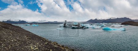 Téléchargez les photos : Lac glaciaire de Jokulsarlon, lagune avec blocs de glace, Islande. Situé près du bord de l'océan Atlantique à la tête du glacier Breidamerkurjokull, de la calotte glaciaire Vatnajokull ou du glacier Vatna. - en image libre de droit