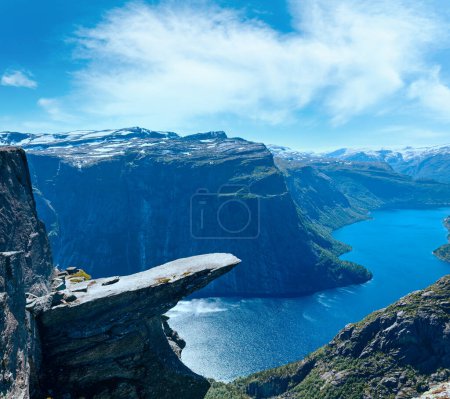 Foto de La vista de verano de Trolltunga (La lengua del Troll) en Odda, lago Ringedalsvatnet, Noruega. - Imagen libre de derechos