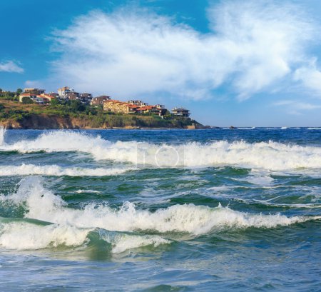 Téléchargez les photos : Vue en soirée sur la côte de la mer et surf avec éclaboussures, Bulgarie
. - en image libre de droit