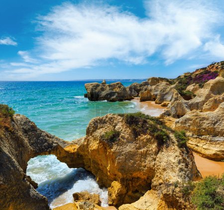Foto de Verano Vista de la costa rocosa atlántica (Albufeira, Algarve, Portugal
). - Imagen libre de derechos