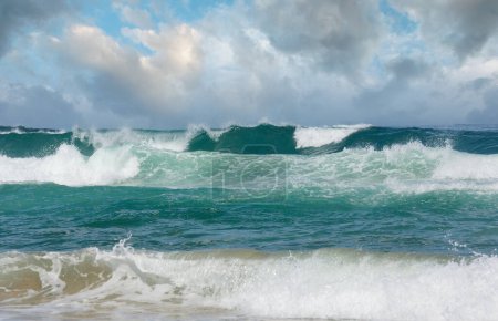 Téléchargez les photos : Tempête marine. Vue de la plage
. - en image libre de droit