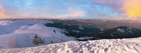 Téléchargez les photos : Panorama du crépuscule des montagnes avec ombres du soir provenant des dérives de neige (Ukraine, Carpates
). - en image libre de droit