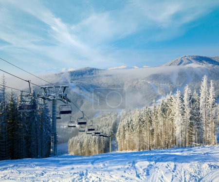 Foto de Paisaje de montaña de invierno con telesilla y pista de esquí - Imagen libre de derechos