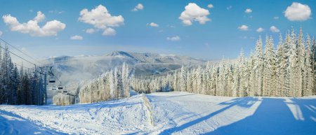 Téléchargez les photos : Paysage hivernal avec remontées mécaniques et pistes de ski. Station de ski de Bukovel, Ukraine. Trois images de point de vue - en image libre de droit