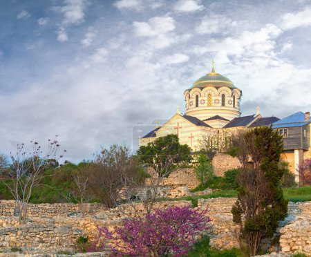 Foto de La tarde la iglesia de la Catedral de San Vladímir (Chersonesos- ciudad antigua, Sebastopol, Crimea, Ucrania
) - Imagen libre de derechos