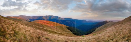 Foto de Verano mañana montaña paisaje con dos carpa turística en la pendiente (Ucrania, Cárpatos Montañas). - Imagen libre de derechos