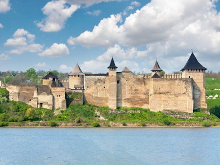 Téléchargez les photos : Vue printanière de la forteresse de Khotyn sur le bord de la rivière Dnister (oblast de Tchernivtsi, Ukraine). La construction a commencé en 1325, tandis que des améliorations majeures ont été apportées dans les années 1380 et 1460. - en image libre de droit
