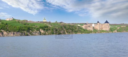 Téléchargez les photos : Vue printanière de la forteresse de Khotyn sur le bord de la rivière Dnister (oblast de Tchernivtsi, Ukraine). La construction a commencé en 1325, tandis que des améliorations majeures ont été apportées dans les années 1380 et 1460. - en image libre de droit