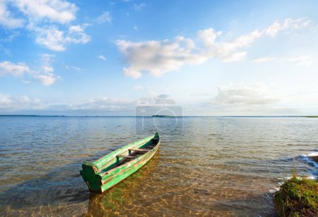 Téléchargez les photos : Vieux bateau de pêche en bois sur la rive du lac d'été (Svityaz, Ukraine
) - en image libre de droit
