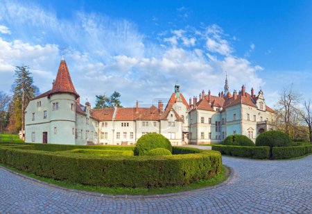 Téléchargez les photos : Château de chasse du comte Schnborn dans le village de Carpaty (autrefois Beregvar) (région de Zakarpattja, Ukraine)). - en image libre de droit
