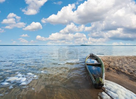 Téléchargez les photos : Vieux bateau de pêche en bois inondation près de la rive du lac et ciel d'été derrière (Svityaz, Ukraine
) - en image libre de droit