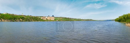Foto de Vista de primavera de la fortaleza de Khotyn a orillas del río Dnister (Óblast de Chernivtsi, Ucrania). La construcción se inició en 1325, mientras que las mejoras importantes se hicieron en la década de 1380 y en la década de 1460. - Imagen libre de derechos