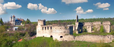 Téléchargez les photos : Vue printanière sur les ruines du château de Sydoriv (construit en 1640) et l'église Katolitsky (construite en 1730-1741). village de Sydoriv, situé à 7 km au sud de Husiatyn, région de Ternopil, Ukraine. - en image libre de droit