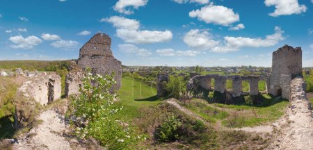 Foto de Vista de primavera de las ruinas del castillo de Sydoriv (construido en 1640). Sydoriv pueblo, situado a 7 km al sur de la ciudad de Husiatyn, región de Ternopil, Ucrania. - Imagen libre de derechos