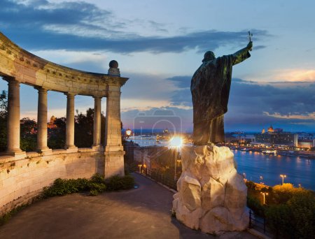 Téléchargez les photos : Budapest vue de nuit. Le monument à l'évêque Gellert (construit en 1904 et conçu par le sculpteur Gyula Jankovits
). - en image libre de droit