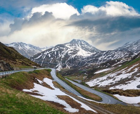 Téléchargez les photos : Paysage montagneux estival avec route (col de l'Oberalp, Suisse
) - en image libre de droit
