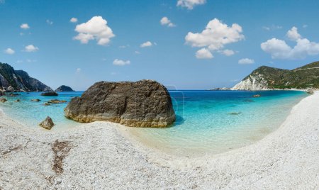 Foto de Playa Petani vista de verano (Kefalonia, Grecia). Todas las personas no se reconocen
. - Imagen libre de derechos