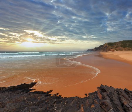 Téléchargez les photos : Tempête sur la plage de Castelejo avec des falaises schistes noires (Algarve, Portugal). Peuples méconnaissables. - en image libre de droit