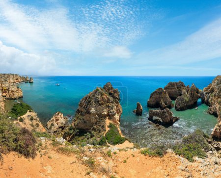 Foto de Ponta da Piedade (grupo de formaciones rocosas a lo largo de la costa de la ciudad de Lagos, Algarve, Portugal). La gente es irreconocible.
. - Imagen libre de derechos