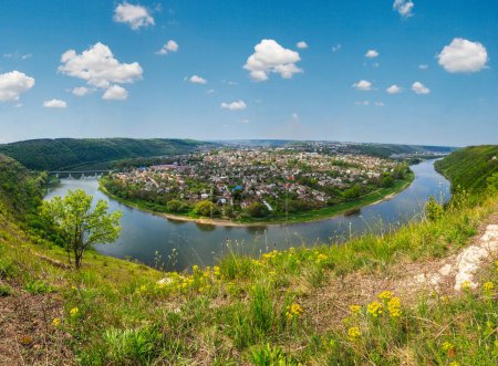 Foto de Top pintoresca vista del cañón de la curva del río Dnister primavera y la famosa ciudad ucraniana Zalischyky. Región de Ternopil, Ucrania, Europa
. - Imagen libre de derechos