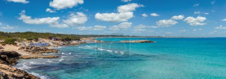 Foto de Pintoresca playa del mar Jónico Punta della Suina cerca de la ciudad de Gallipoli en Salento, Puglia, Italia. Torre del Pizzo en lejos. - Imagen libre de derechos
