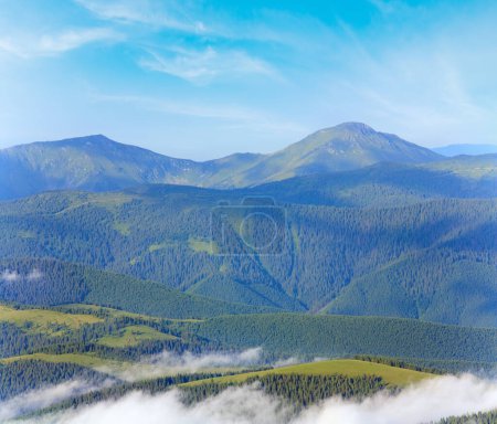 Téléchargez les photos : Paysage montagneux nuageux d'été (Ukraine, Carpates
) - en image libre de droit