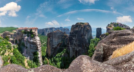 Téléchargez les photos : Summer Meteora - important complexe de monastères religieux du christianisme rocheux en Grèce. Panorama
. - en image libre de droit