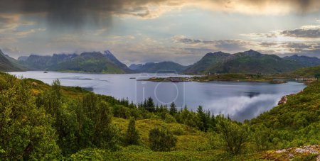 Téléchargez les photos : Lofoten fjord et montagnes paysage nuageux d'été, Norvège. Panorama
. - en image libre de droit