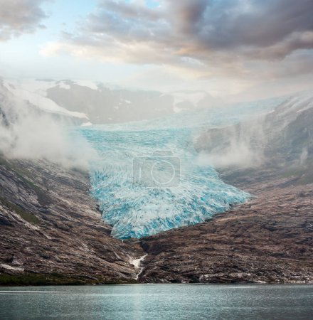 Téléchargez les photos : Lac Svartisvatnet et brumeux vue trouble jusqu’au glacier Svartisen (Meloy, Norway) - en image libre de droit