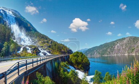 Téléchargez les photos : Eté montagne Langfossen cascade sur pente (Etne, Norvège
). - en image libre de droit