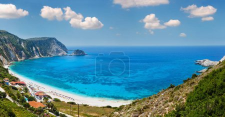 Foto de Petani Beach panorama de verano (Kefalonia, Grecia). Todas las personas no se reconocen
. - Imagen libre de derechos