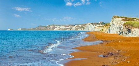 Foto de Xi Beach panorama con arena roja y acantilados blancos. Vista de la mañana (Grecia, Cefalonia). Mar Jónico
. - Imagen libre de derechos