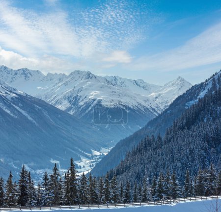 Téléchargez les photos : Paysage de montagne d'hiver. Domaine skiable de Kappl dans les montagnes tyroliennes, Autriche
. - en image libre de droit