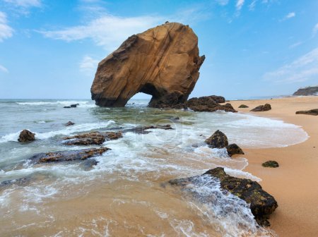 Foto de Playa de arena Praia de Santa Cruz con formación rocosa (Portugal). Clima brumoso
. - Imagen libre de derechos