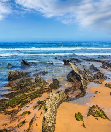 Foto de Formaciones rocosas en la playa de arena (Algarve, Costa Vicentina, Portugal). Tiempo tormentoso. - Imagen libre de derechos