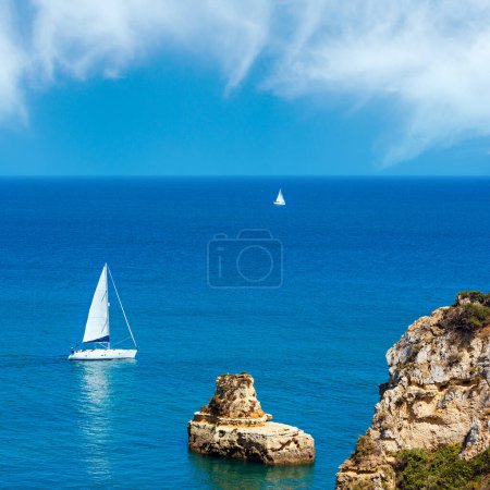 Foto de Dos veleros en el mar. Vista superior desde la orilla (Ponta da Piedade, Algarve, Portugal
). - Imagen libre de derechos