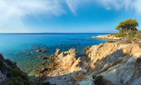 Téléchargez les photos : Côte égéenne paysage nocturne avec eau aquamarine, vue près de la plage de Mega Portokali (Sithonie, Chalcidique, Grèce). - en image libre de droit