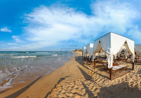 Téléchargez les photos : Canopées de tentes de plage le matin paradis plage de sable blanc, Pouilles, Italie
. - en image libre de droit