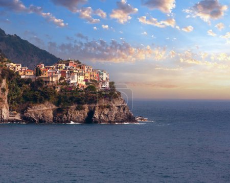 Foto de Verano Manarola vista desde Corniglia pueblo. Este es un famoso pueblo del Parque Nacional Cinque Terre en Liguria, Italia, suspendido entre el mar y la tierra en acantilados escarpados. Personas irreconocibles
. - Imagen libre de derechos