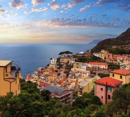 Téléchargez les photos : Bel été Riomaggiore - l'un des cinq villages célèbres du parc national des Cinque Terre en Ligurie, en Italie, suspendu entre la mer Ligure et la terre sur des falaises abruptes. Les gens sont méconnaissables
. - en image libre de droit