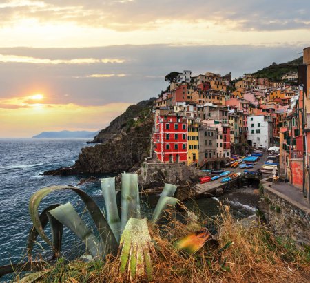 Foto de Hermoso verano Manarola - uno de los cinco pueblos famosos del Parque Nacional Cinque Terre en Liguria, Italia, suspendido entre el mar y la tierra en acantilados escarpados. Personas irreconocibles
. - Imagen libre de derechos
