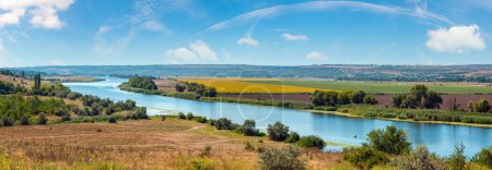 Téléchargez les photos : Summer Southern Bug River Lowland near Rakove (écrevisses de rivière dans la traduction de la langue ukrainienne) village, région de Mykolaiv, Ukraine
. - en image libre de droit